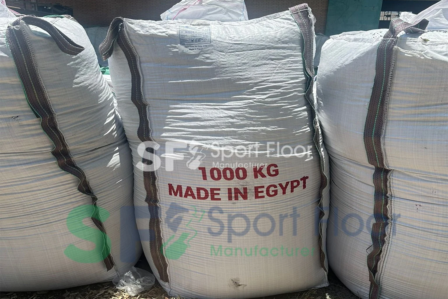 عبوة حبيبات مطاط وزن ١٠٠٠ كجم مكتوب عليها صنع في مصر